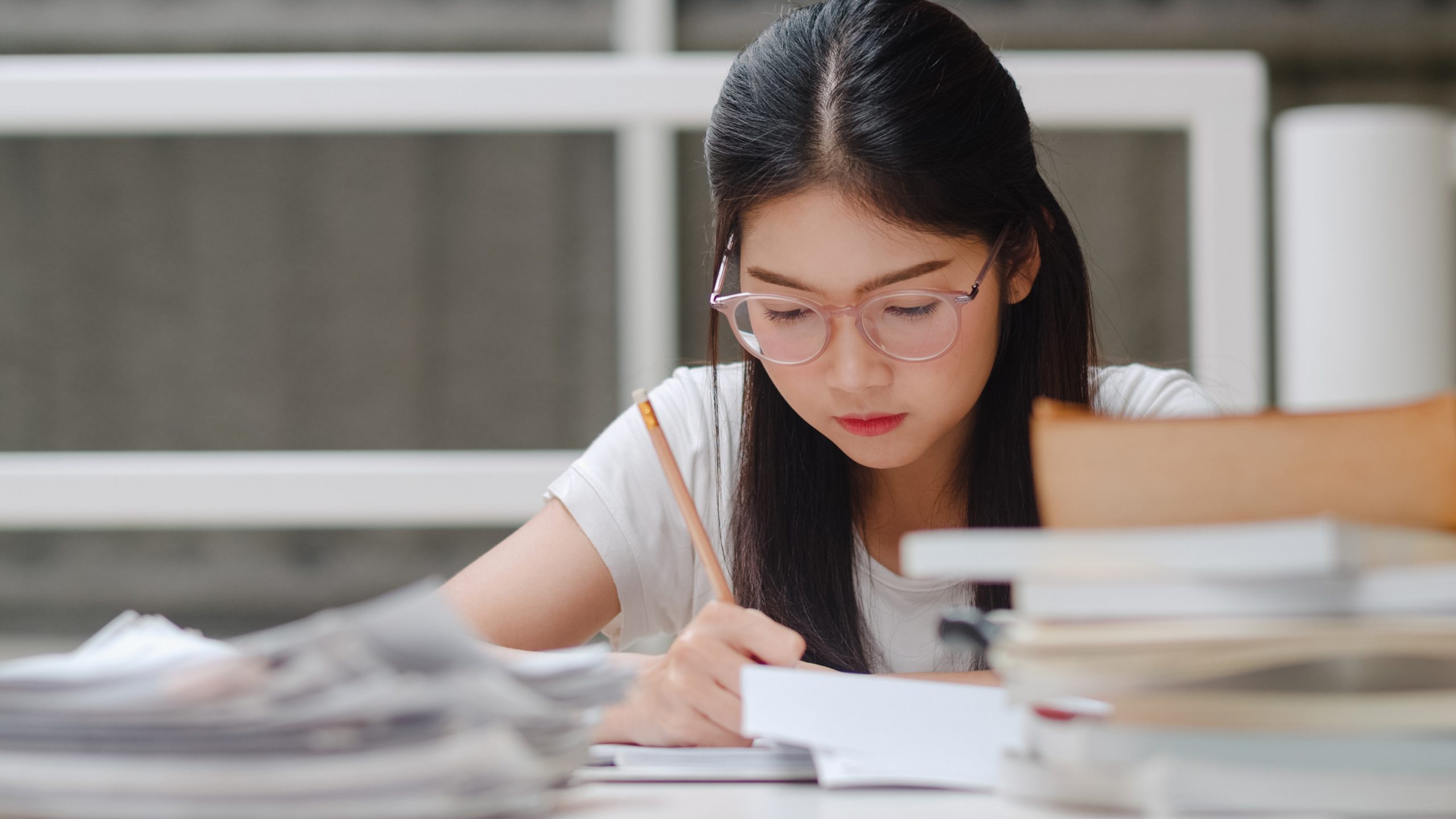 Giải Mã Giấc Mơ Thấy Đi Thi: Điềm Báo Gì, Chốt Số Nào Để Cập Bến An Toàn?